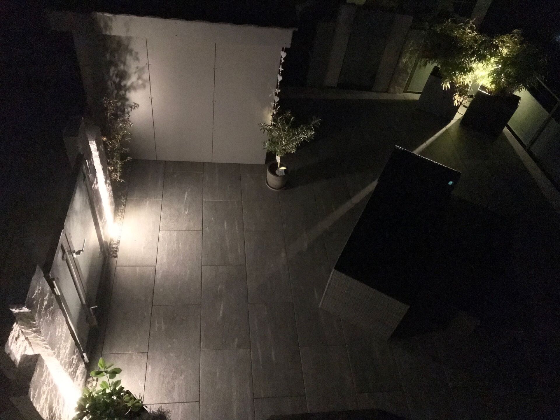 Ein dunkler Raum mit ein paar Lichtern auf dem Boden