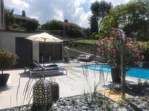 Im Hinterhof eines Hauses befindet sich ein Swimmingpool.