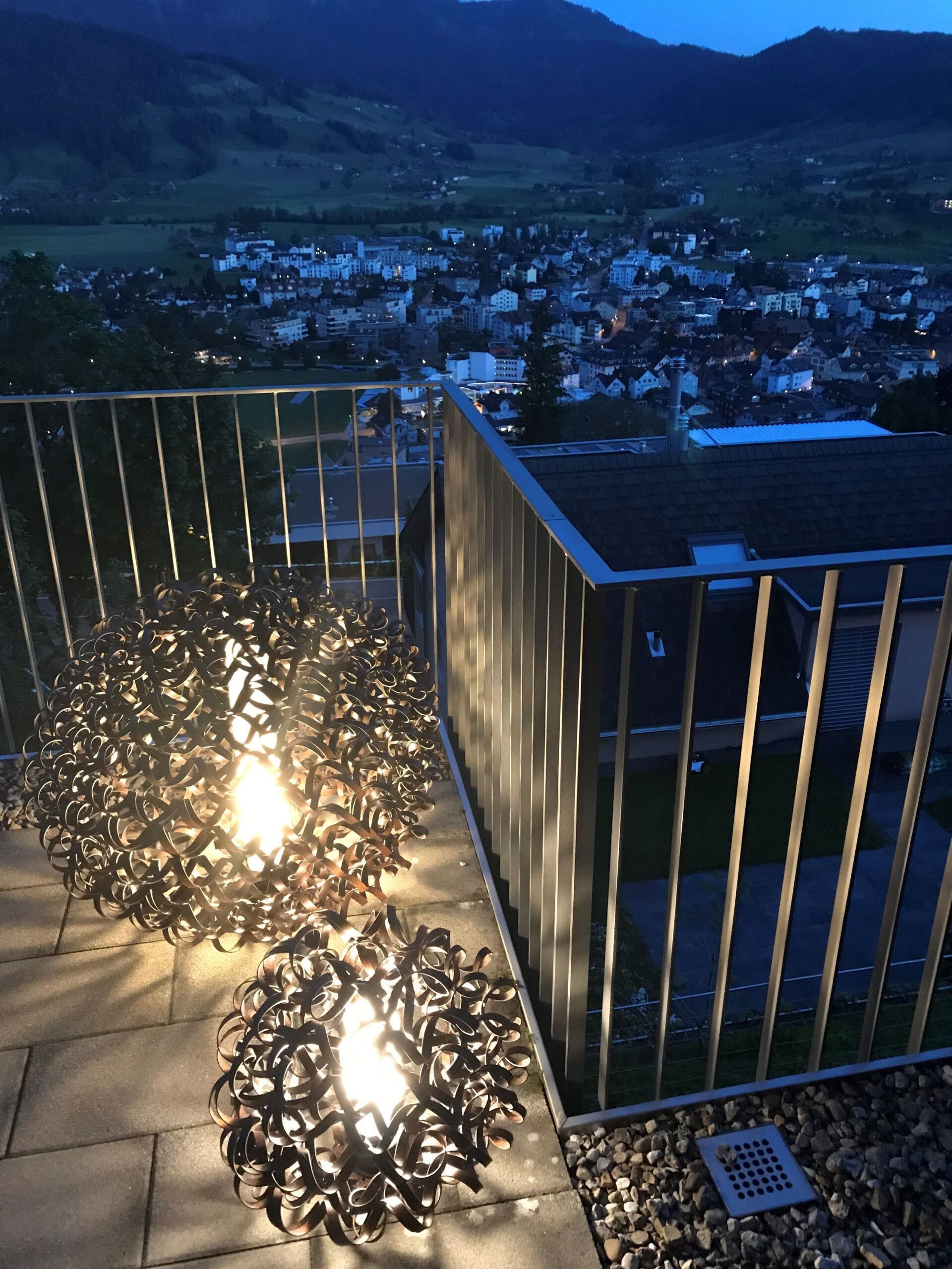 Ein Balkon mit Blick auf die Stadt bei Nacht