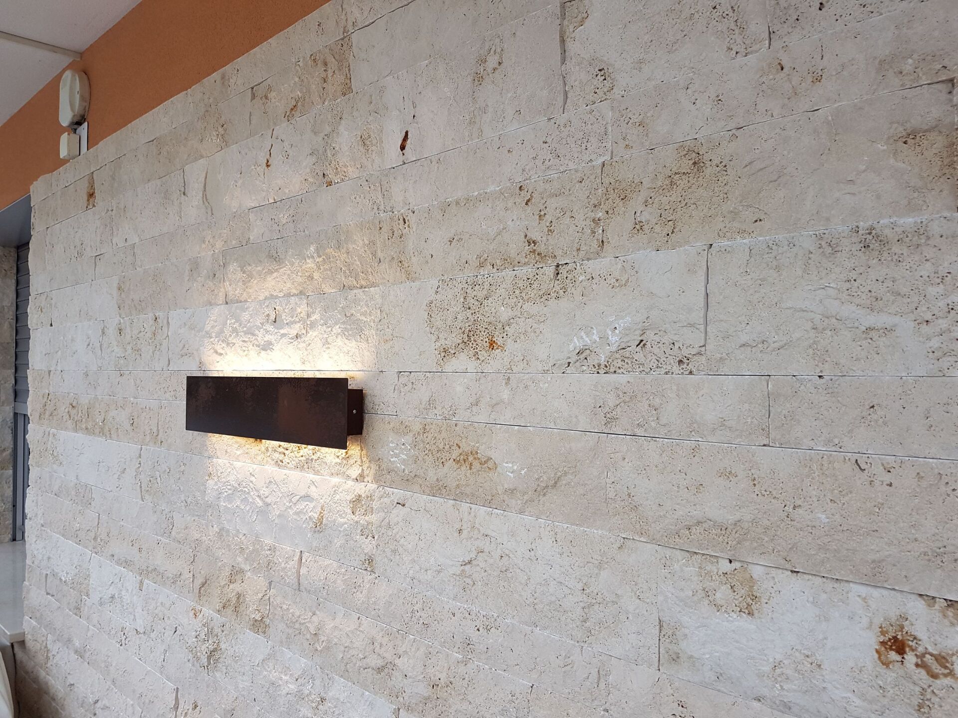 Eine Wand mit Ziegeln und einem Licht darauf