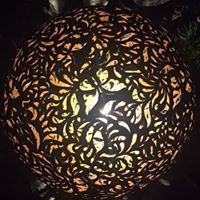 Eine Nahaufnahme einer Lampe mit einem Muster darauf.