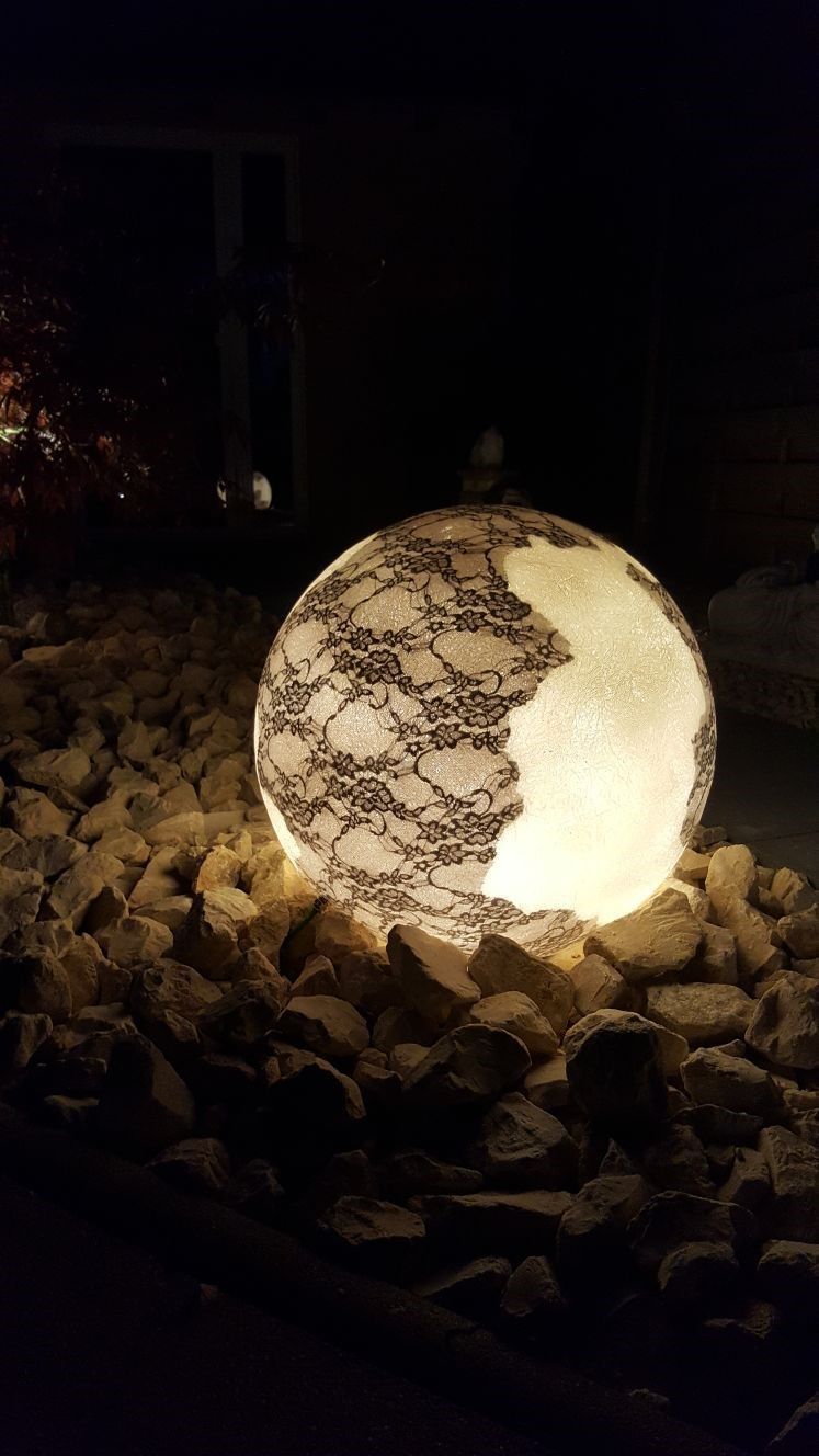 Auf einem Steinhaufen liegt ein leuchtender Ball.