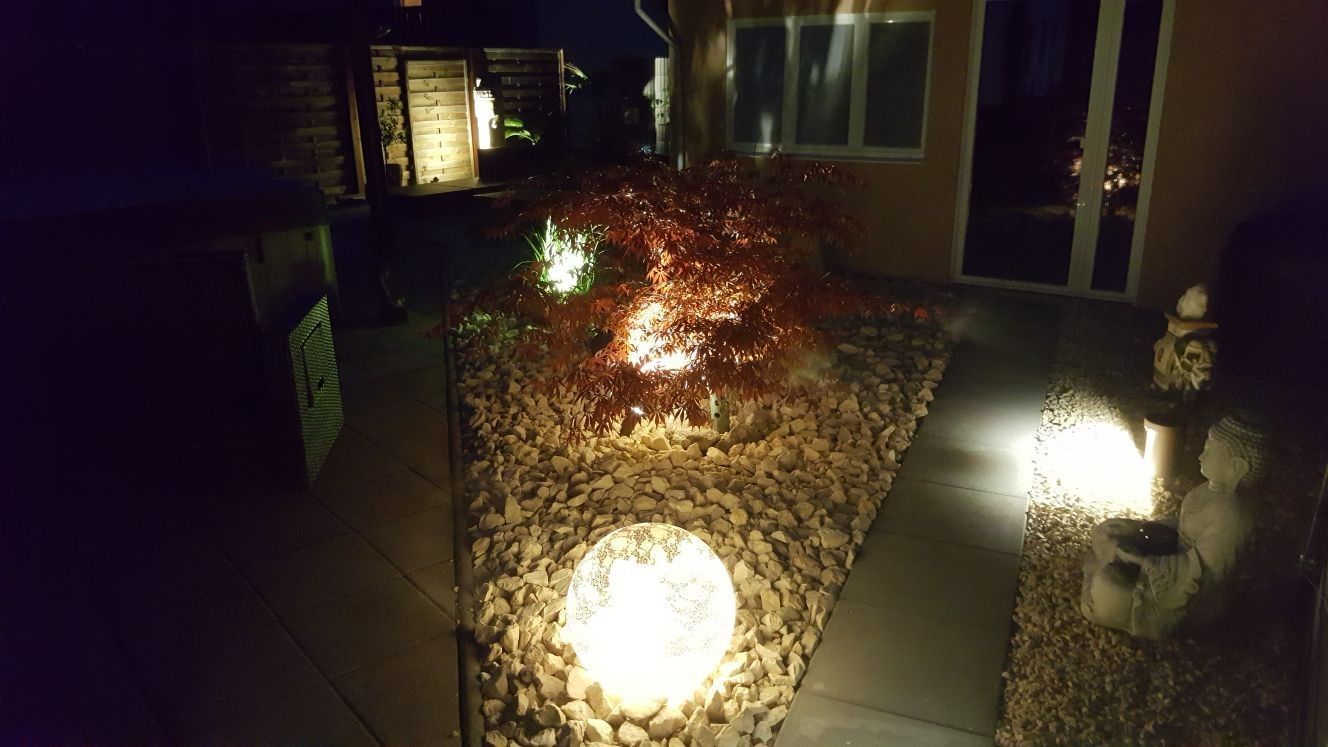 Nachts gibt es im Garten viele Lichter.