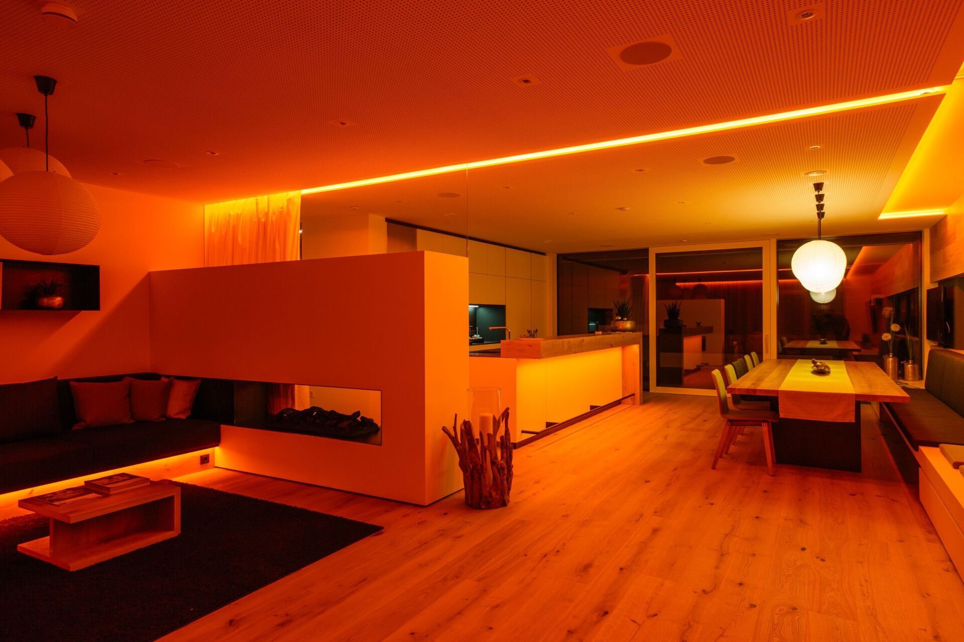 Ein Wohnzimmer mit orangefarbenen Lichtern an der Decke