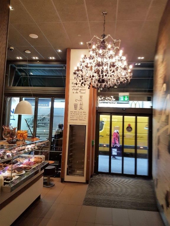 Eine Bäckerei mit einem großen Kronleuchter, der von der Decke hängt