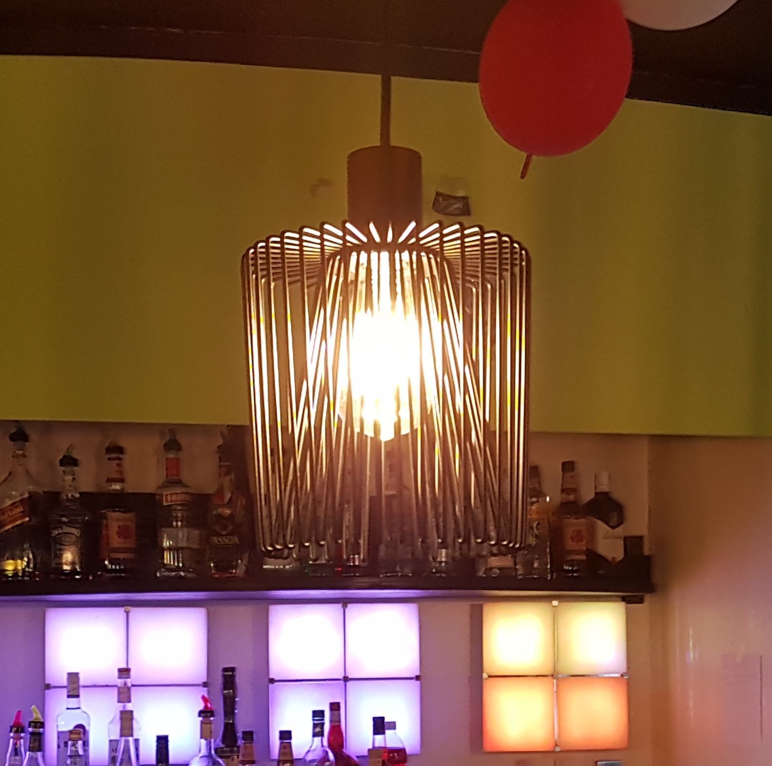 Eine Bar mit einer von der Decke hängenden Lampe