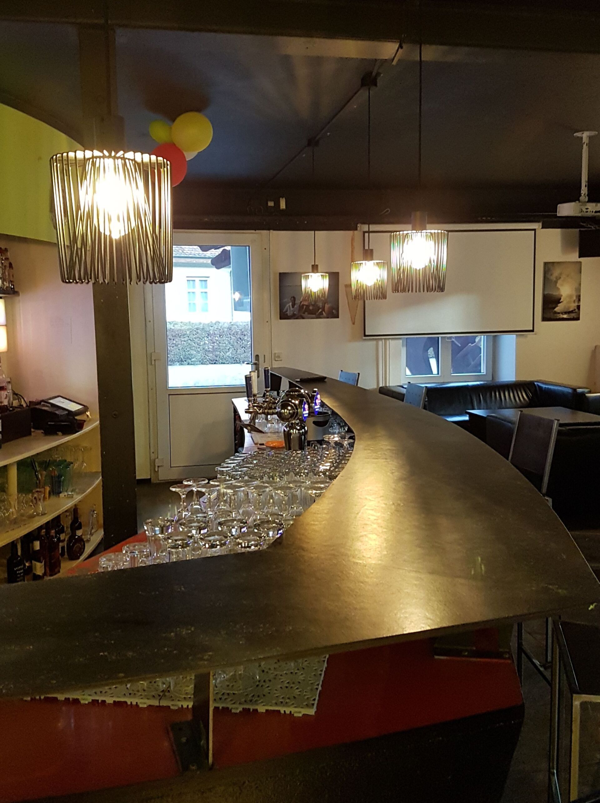 Eine lange Bar in einem Restaurant mit vielen Gläsern darauf