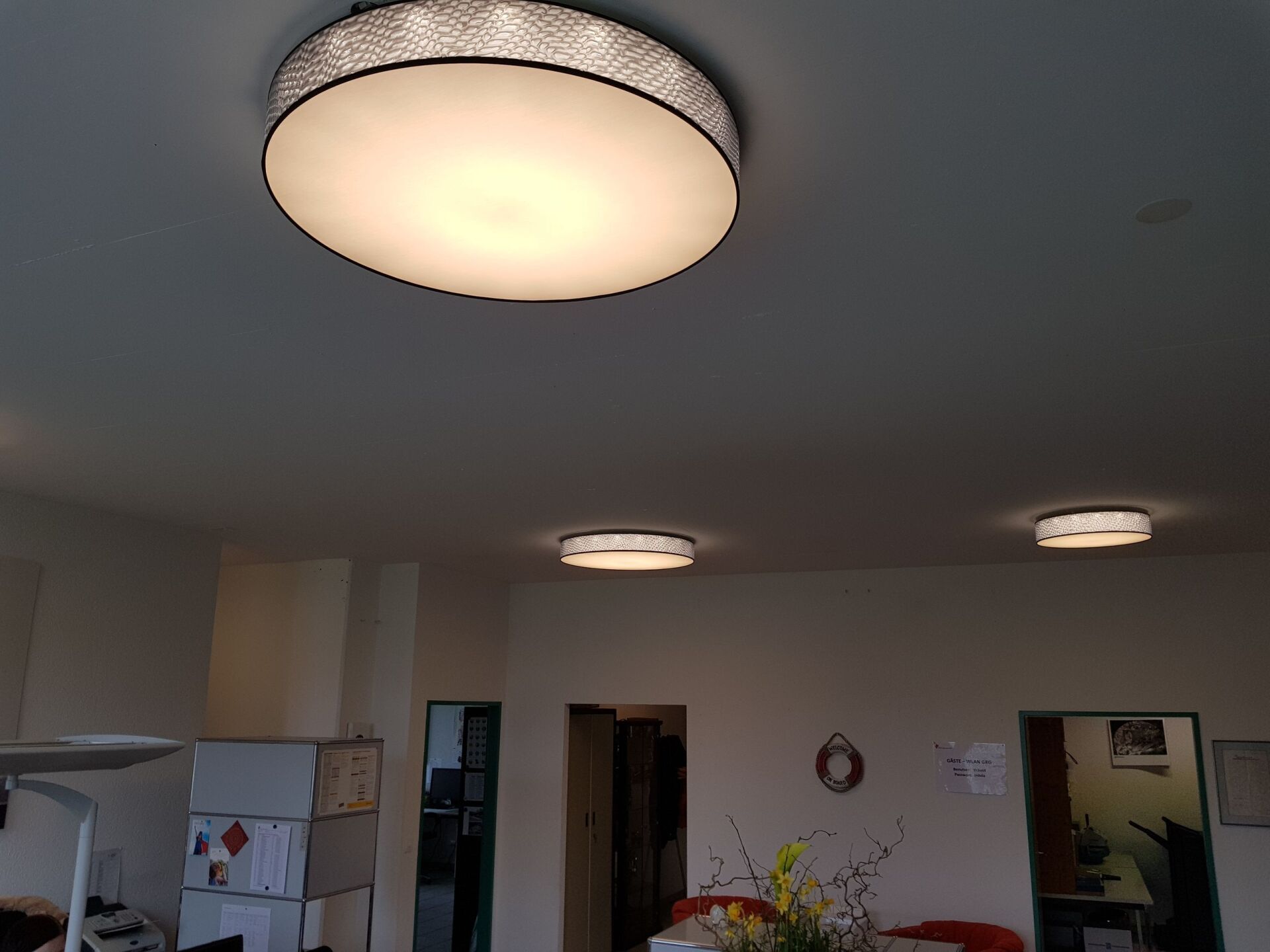 Eine Deckenleuchte hängt von der Decke in einem Wohnzimmer