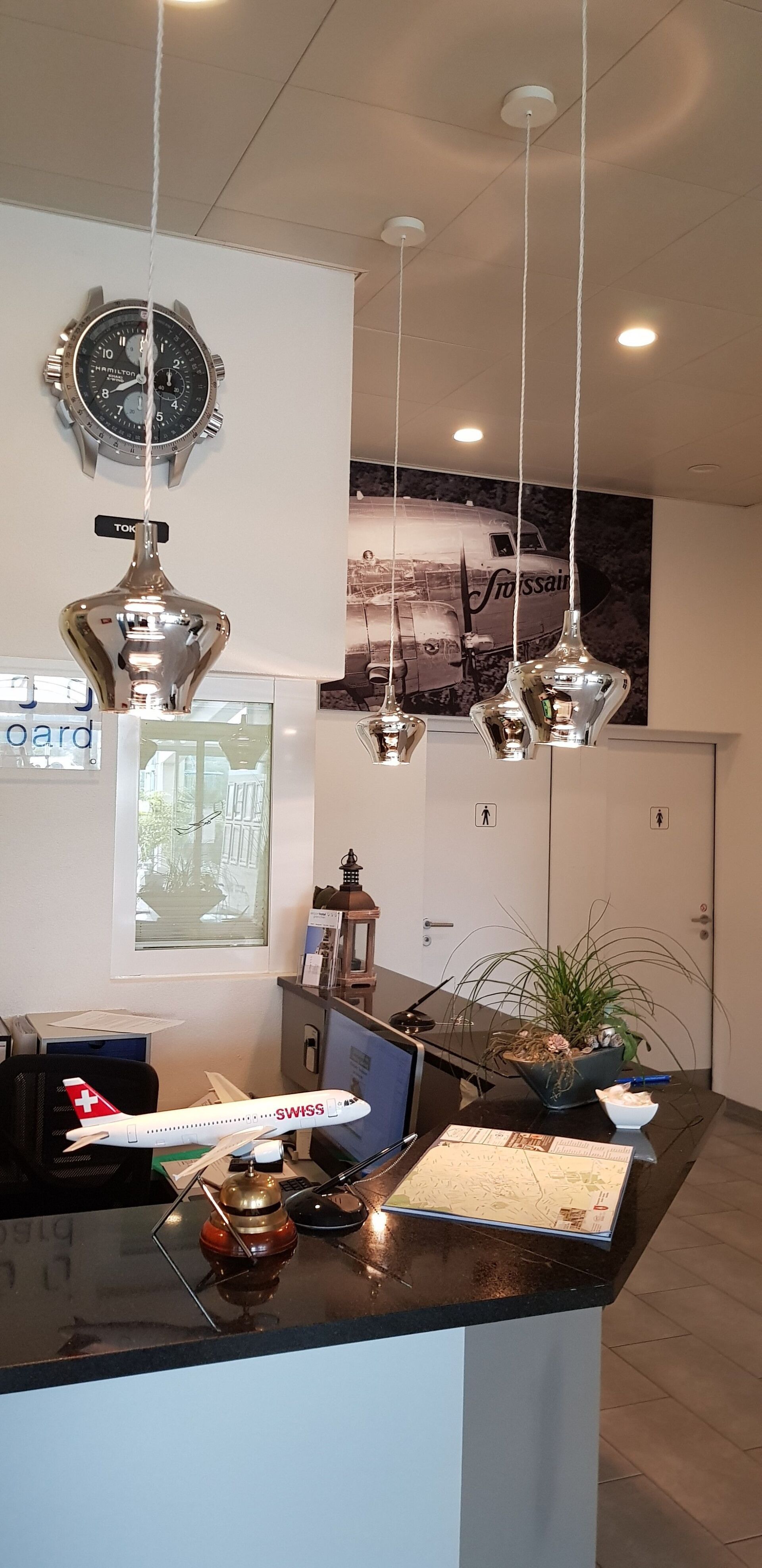 Eine Küche mit einem Flugzeug auf der Anrichte und einer Uhr an der Wand.