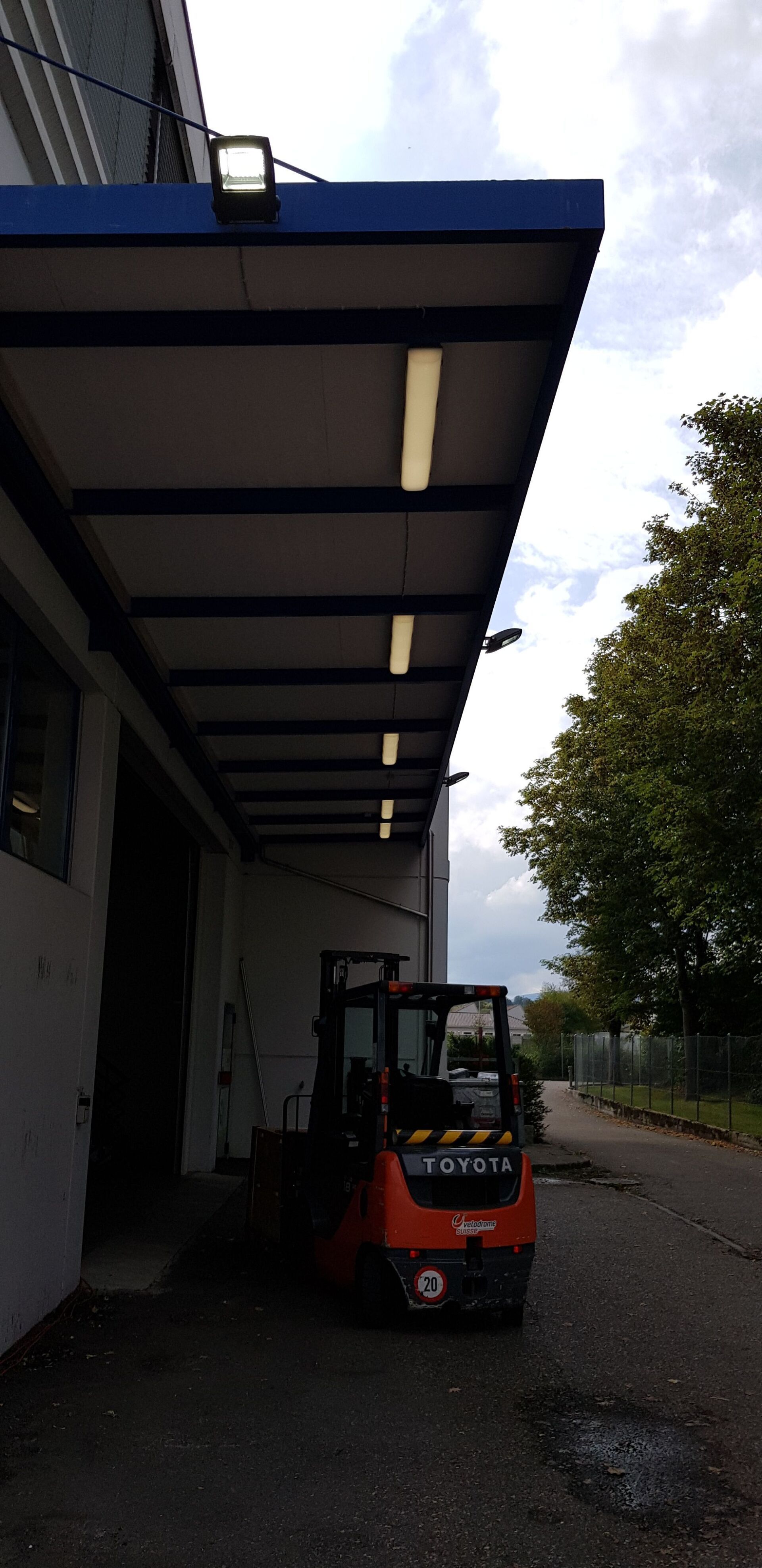 Ein Toyota-Gabelstapler steht vor einem Gebäude
