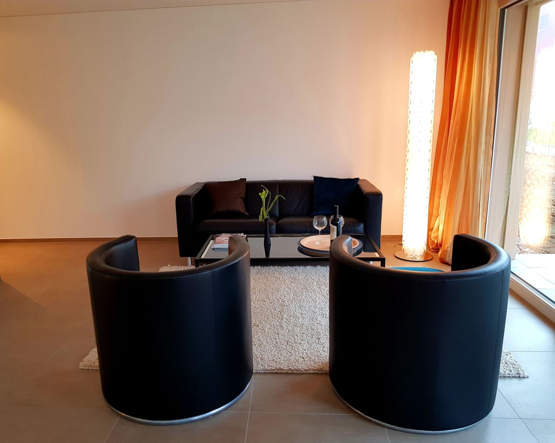 Ein Wohnzimmer mit einer Couch und zwei Sesseln