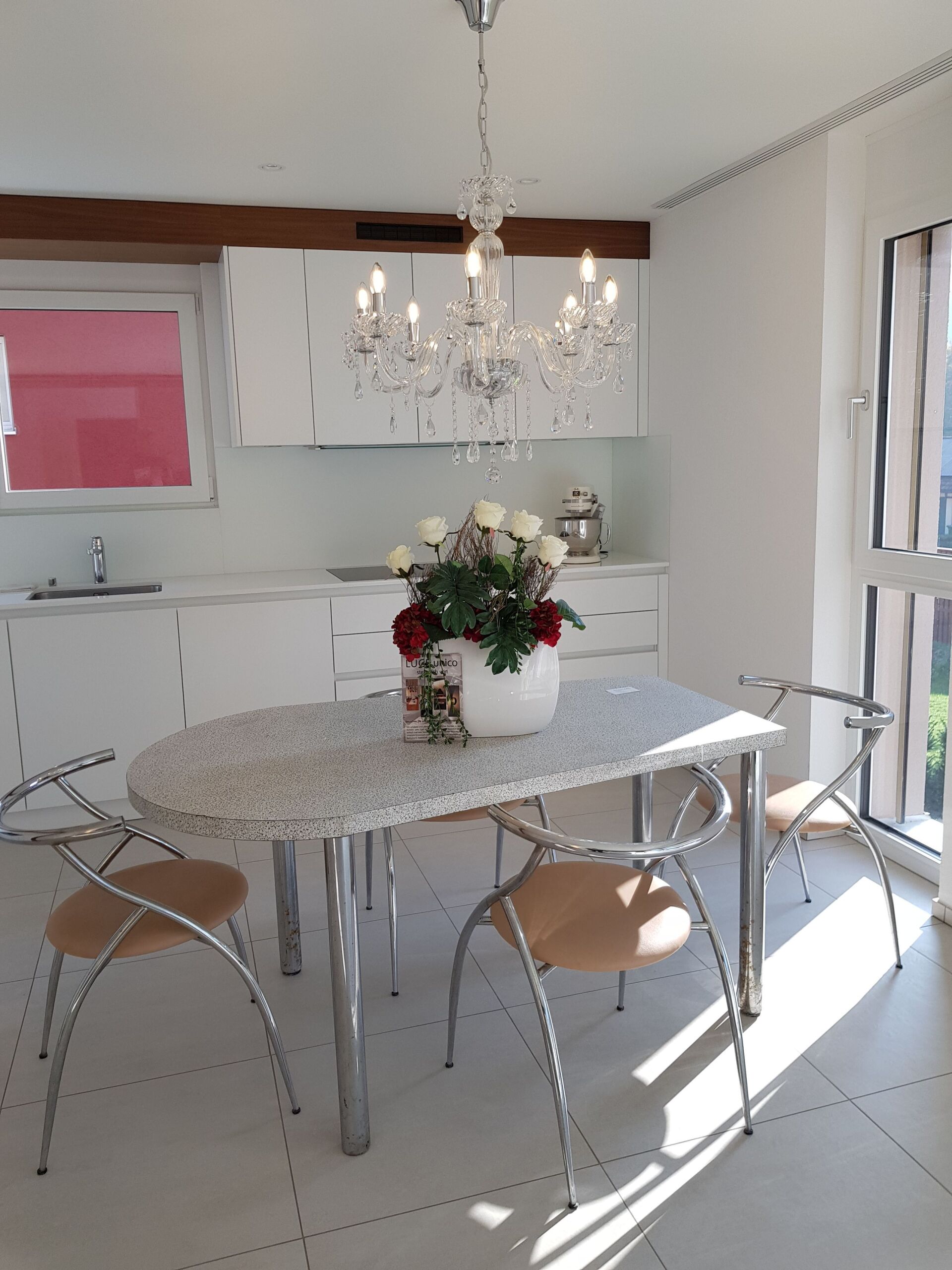 Ein Esstisch mit einer Vase mit Blumen darauf