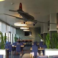 Ein großes Flugzeug hängt von der Decke eines Restaurants.