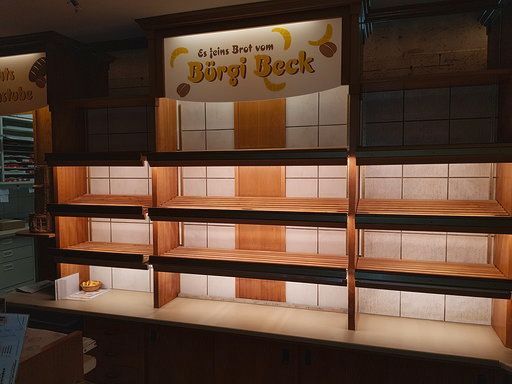 Eine leere Bäckerei mit einem Schild mit der Aufschrift „Burgi Beck“