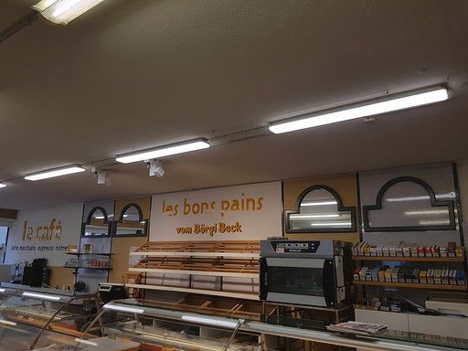 Eine Bäckerei mit einem Schild mit der Aufschrift „Les Bons Pains“