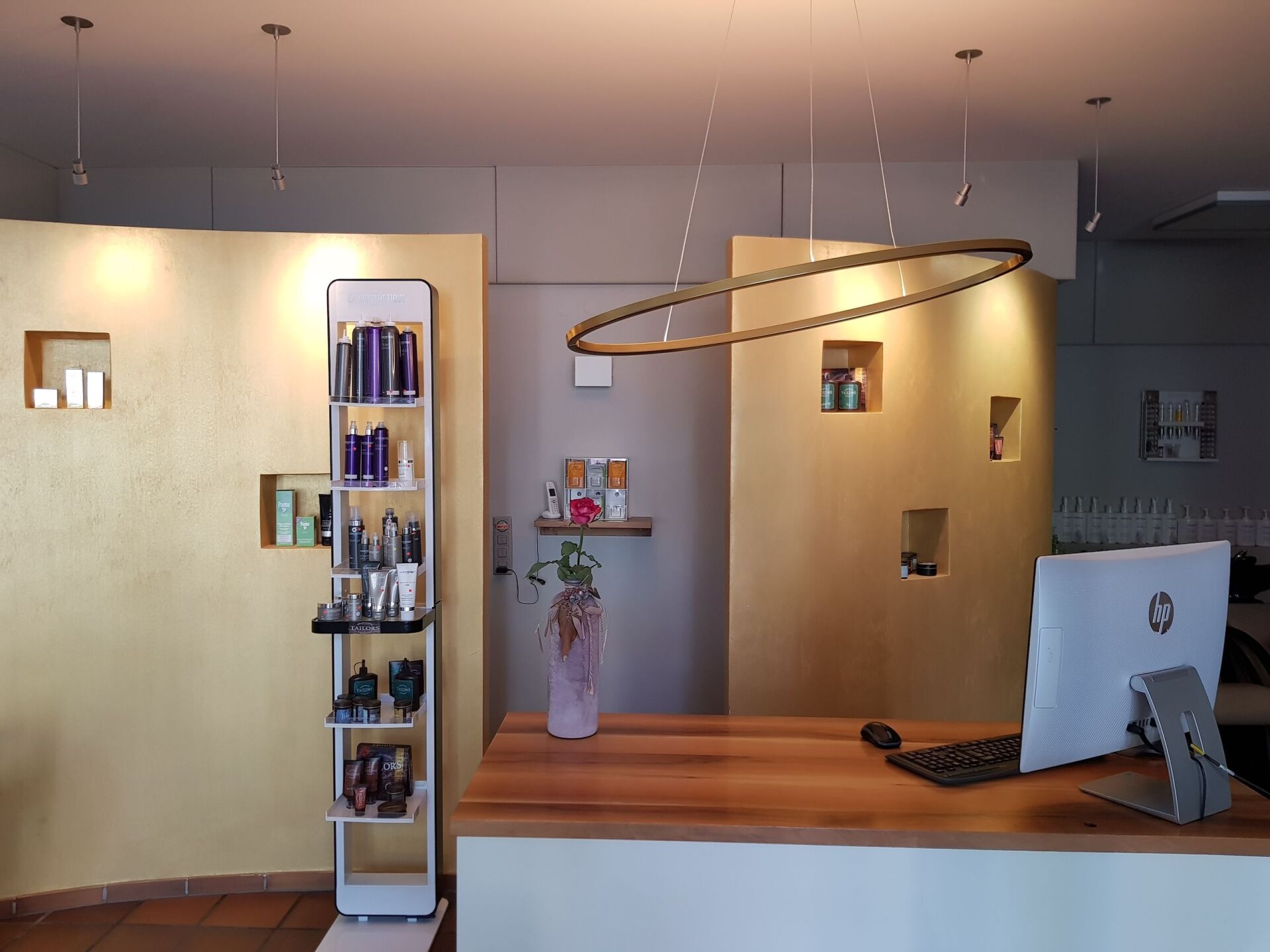 Ein HP-Computer steht auf einem Schreibtisch in einem Zimmer