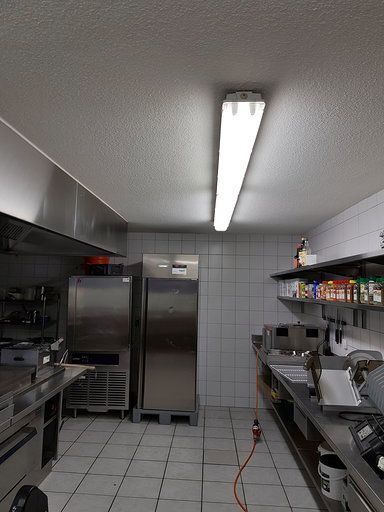 Eine Küche mit Geräten aus Edelstahl und einem Kühlschrank