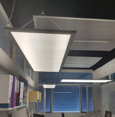 Ein Raum mit vielen Lichtern, die von der Decke hängen.