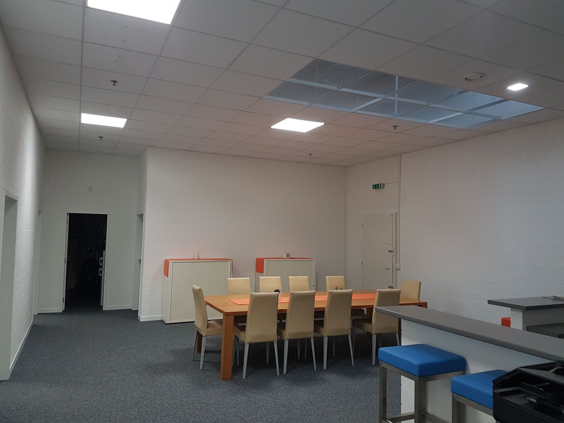 Ein großer Raum mit einem Tisch und Stühlen