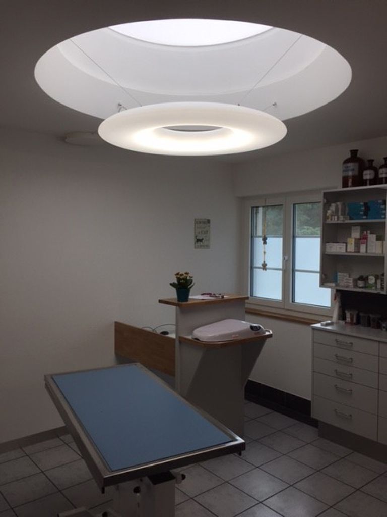 Ein Raum mit einem blauen Tisch und einem Oberlicht darüber