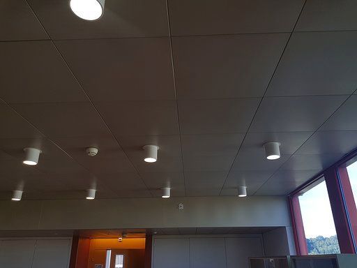 Ein Raum mit einer Decke, an der viele Lichter hängen.