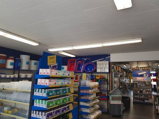 Ein Laden mit vielen Regalen voller unterschiedlicher Artikel.