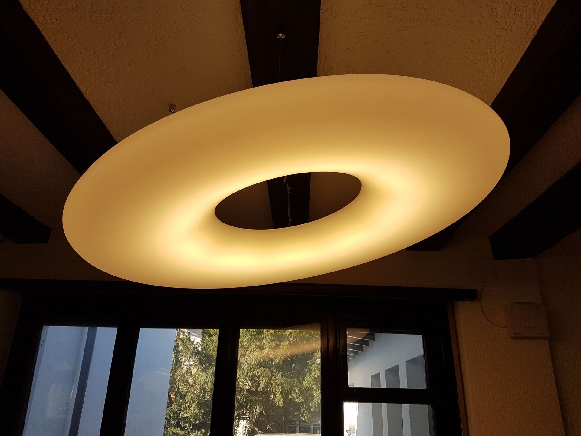 Eine Leuchte, die in Form eines Kreises von der Decke hängt