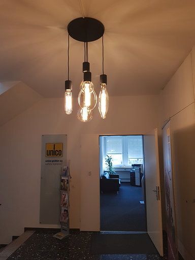 Ein Flur mit drei Glühbirnen, die von der Decke hängen