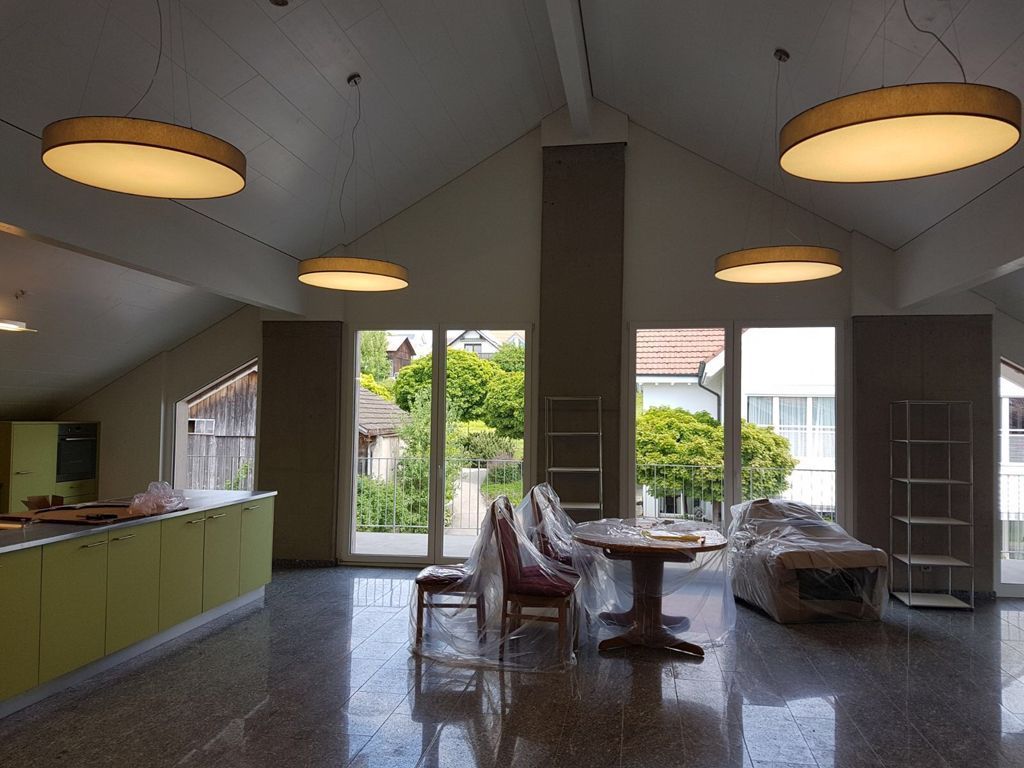 Ein großer Raum mit einem Tisch und Stühlen