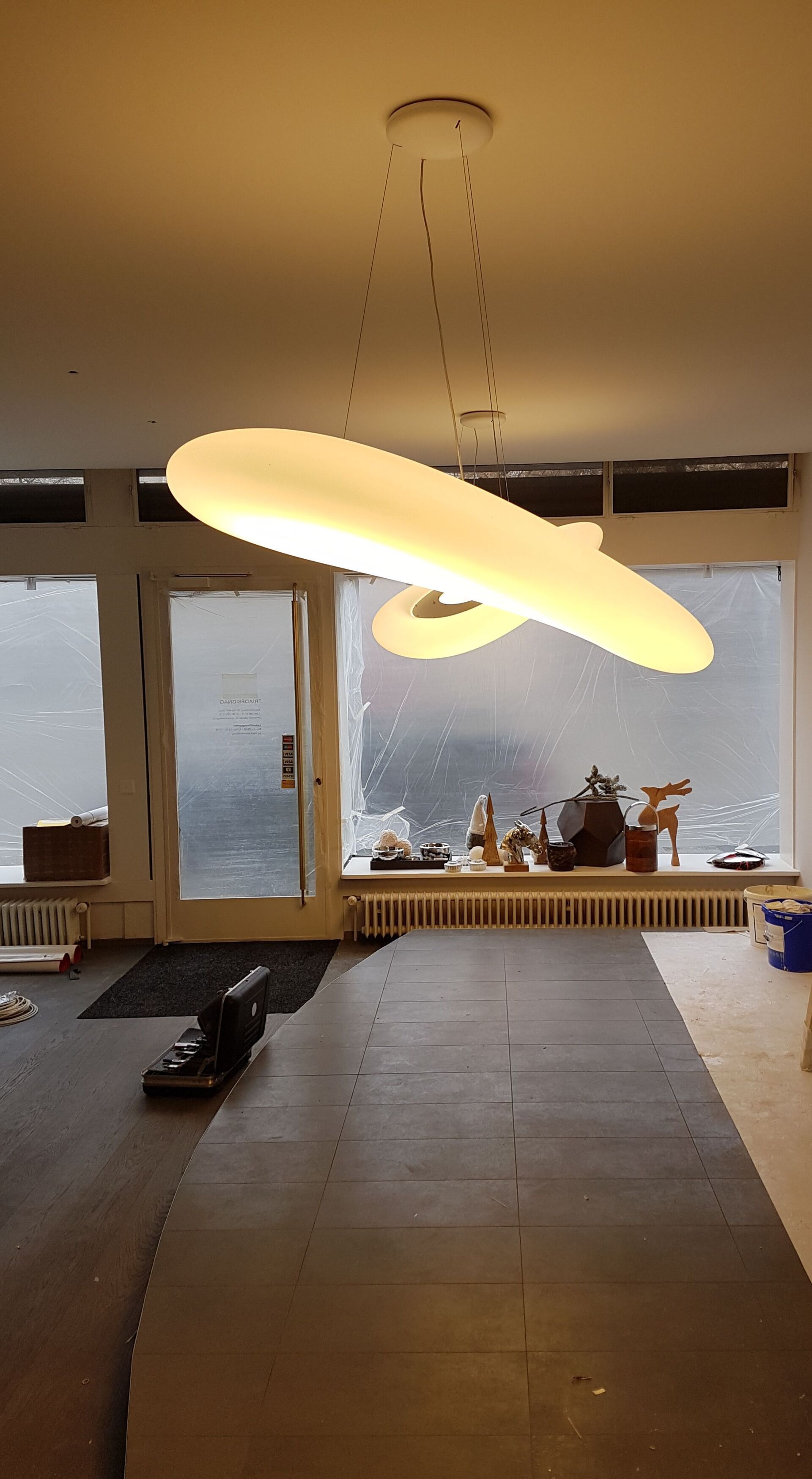 In einem Raum hängt eine Deckenleuchte von der Decke.