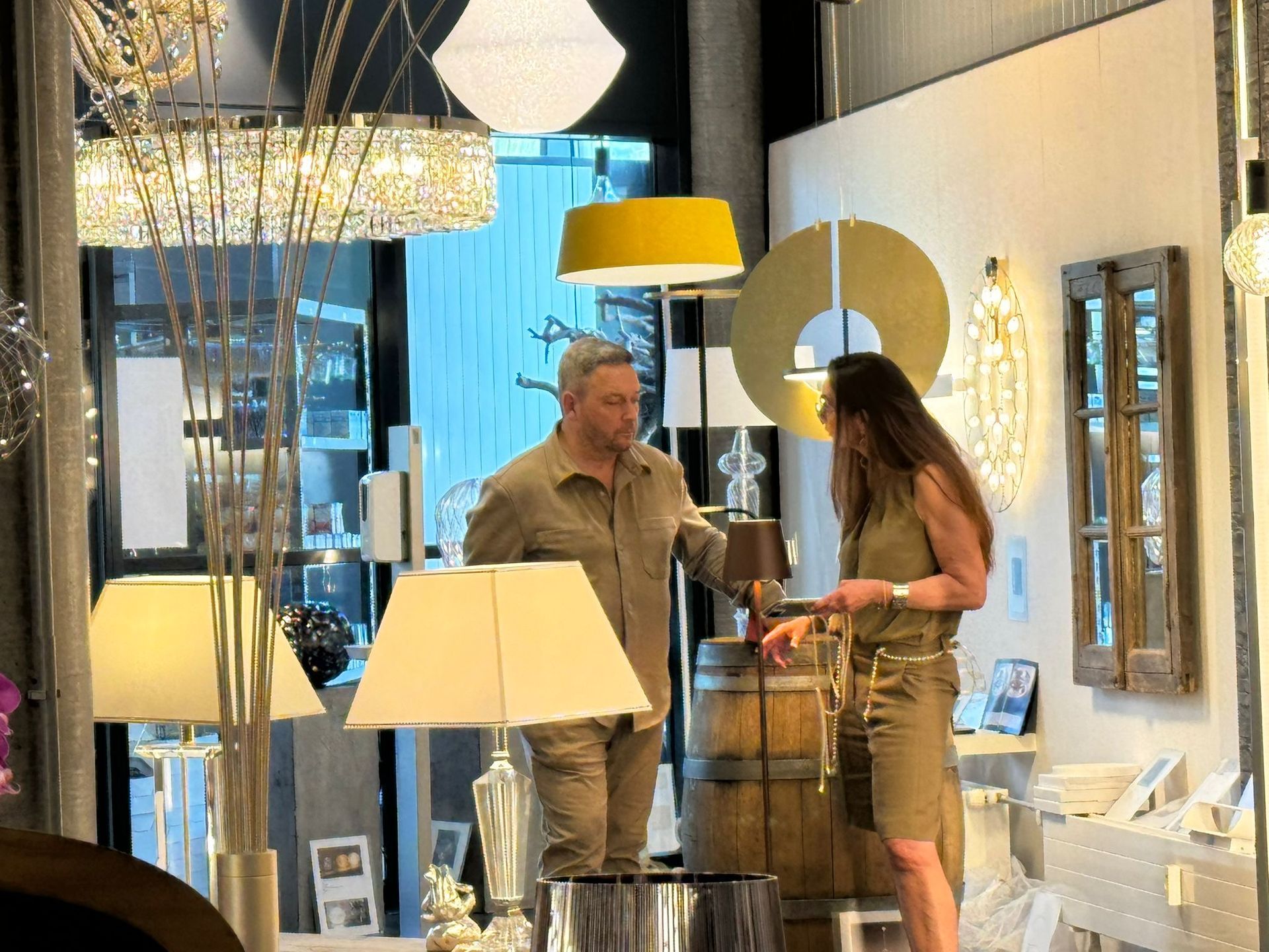 Ein Mann und eine Frau stehen in einem Geschäft und schauen sich Lampen an.