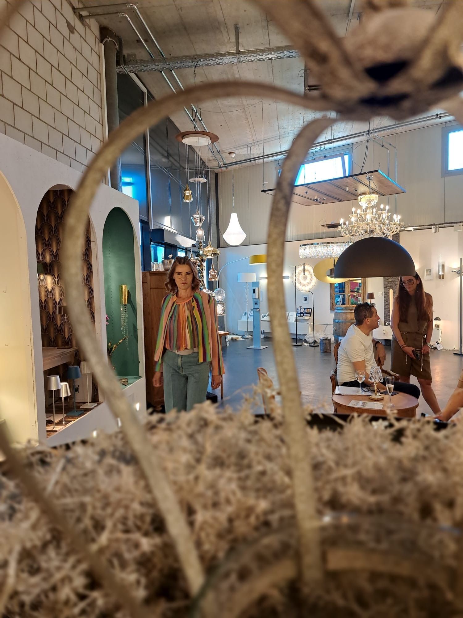 Eine Gruppe von Menschen steht in einem Raum in einem Geschäft.