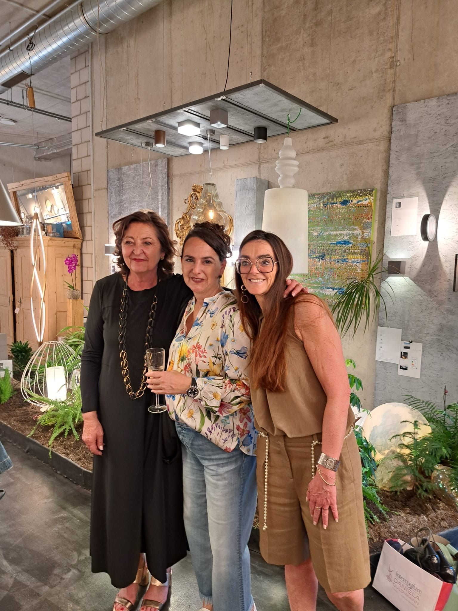 Drei Frauen posieren in einem Raum für ein Foto.