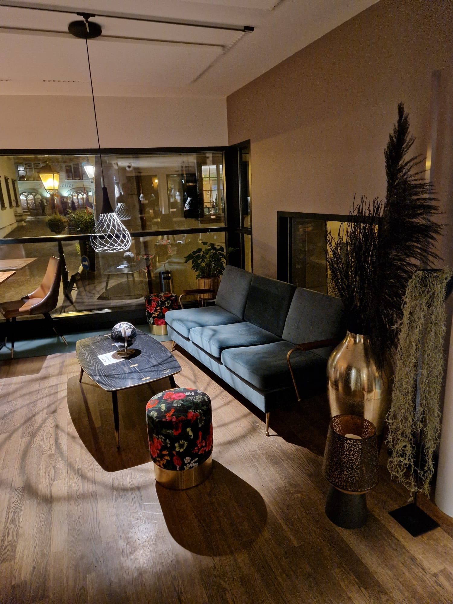 Ein Wohnzimmer mit Couch, Tisch und Stühlen