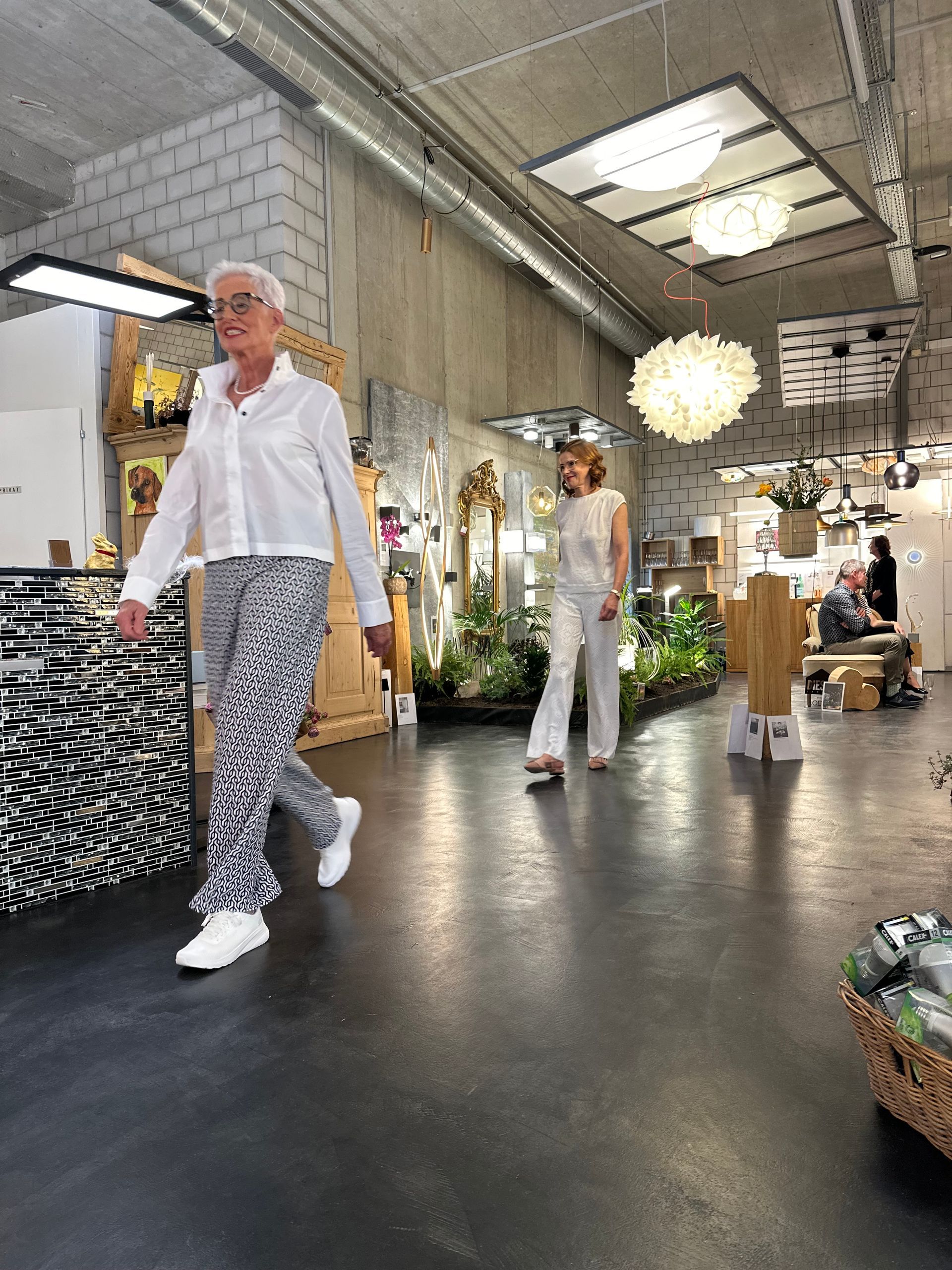 Ein Mann und eine Frau gehen in ein Geschäft.