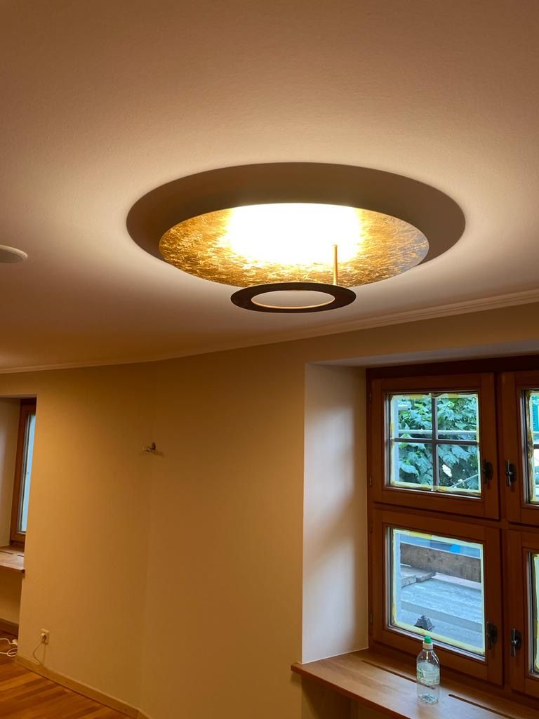 Ein Raum mit Deckenleuchte und Fenster.