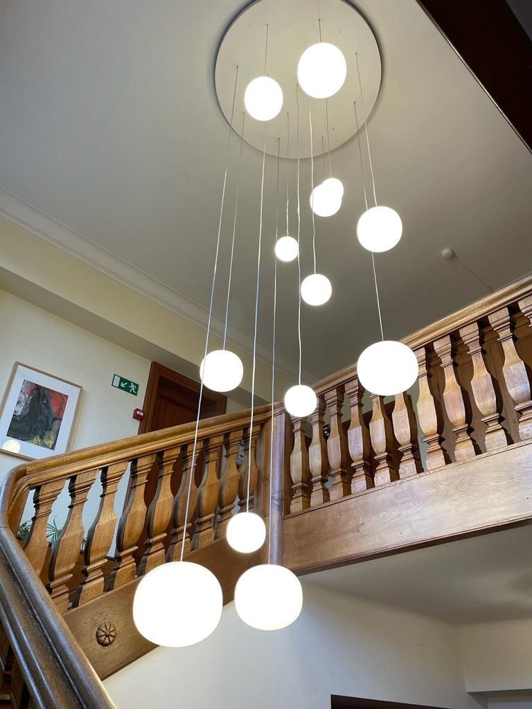 Eine Treppe mit einem Kronleuchter, der von der Decke hängt