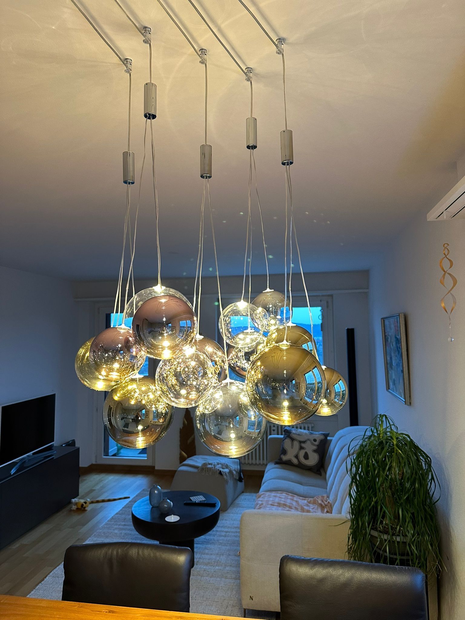 Ein Wohnzimmer mit vielen Lichtern, die von der Decke hängen