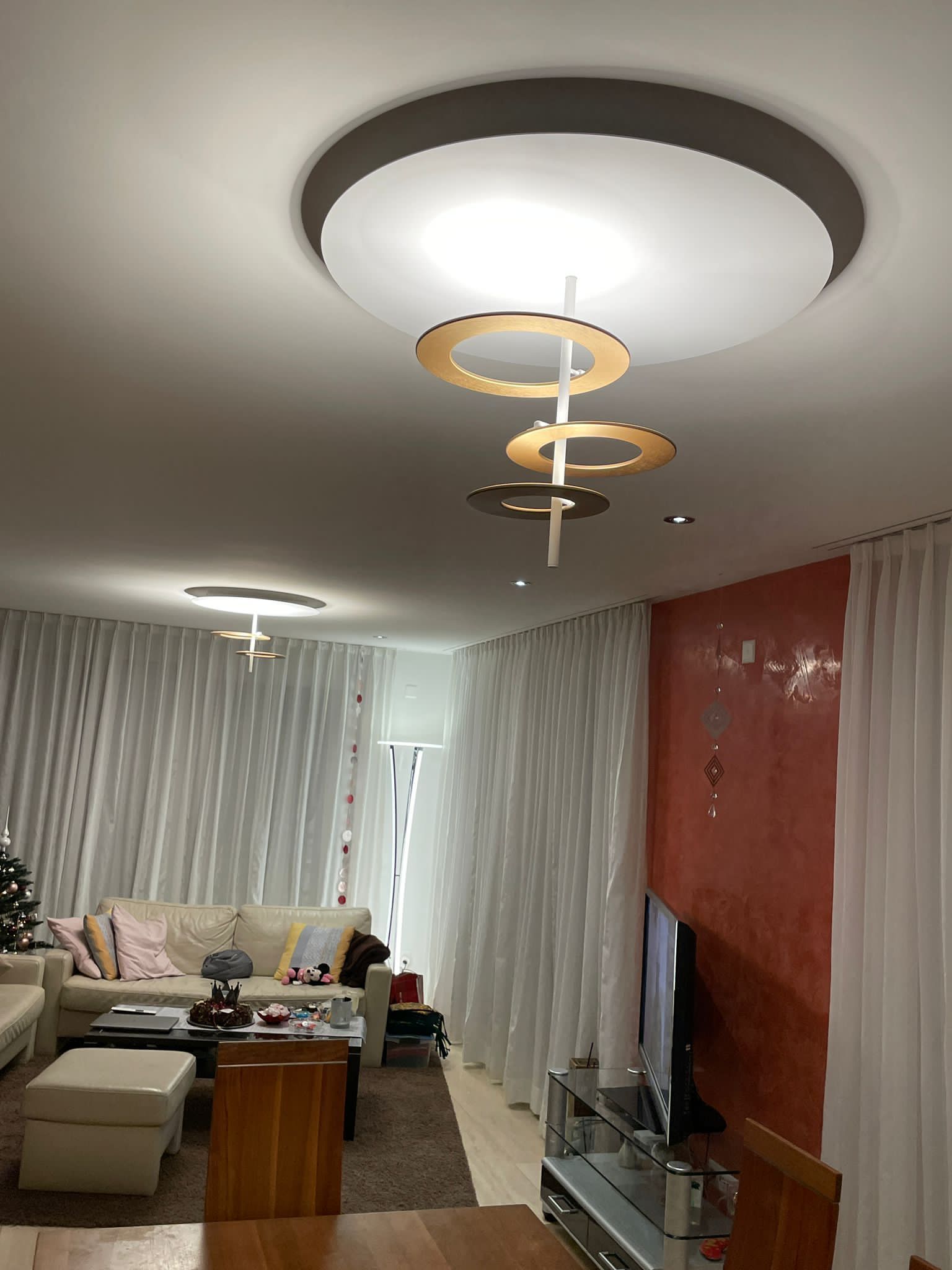 Ein Wohnzimmer mit einer Couch, einem Tisch und einem Fernseher