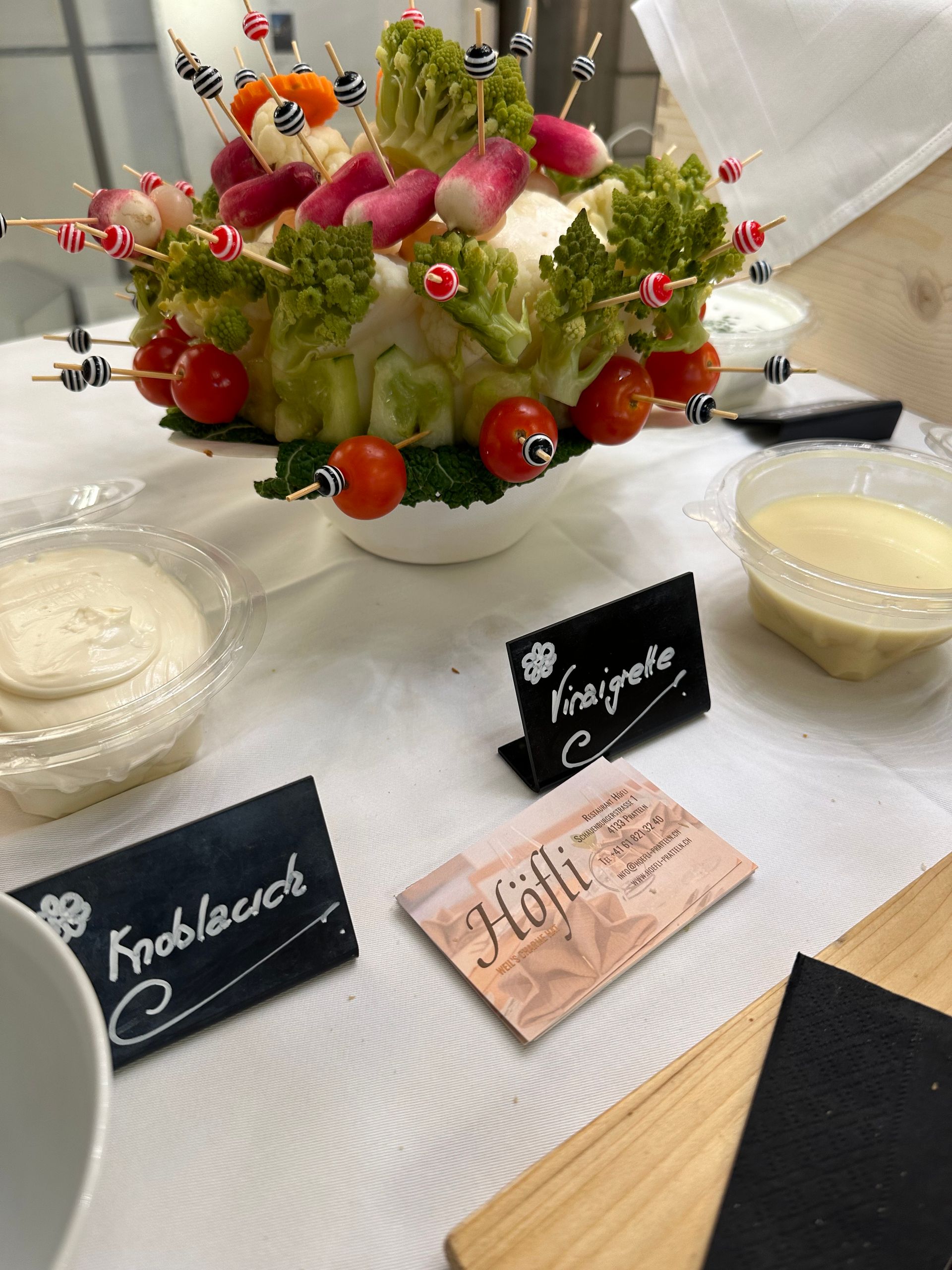 Ein Tisch mit verschiedenen Gemüsesorten und Soßen darauf