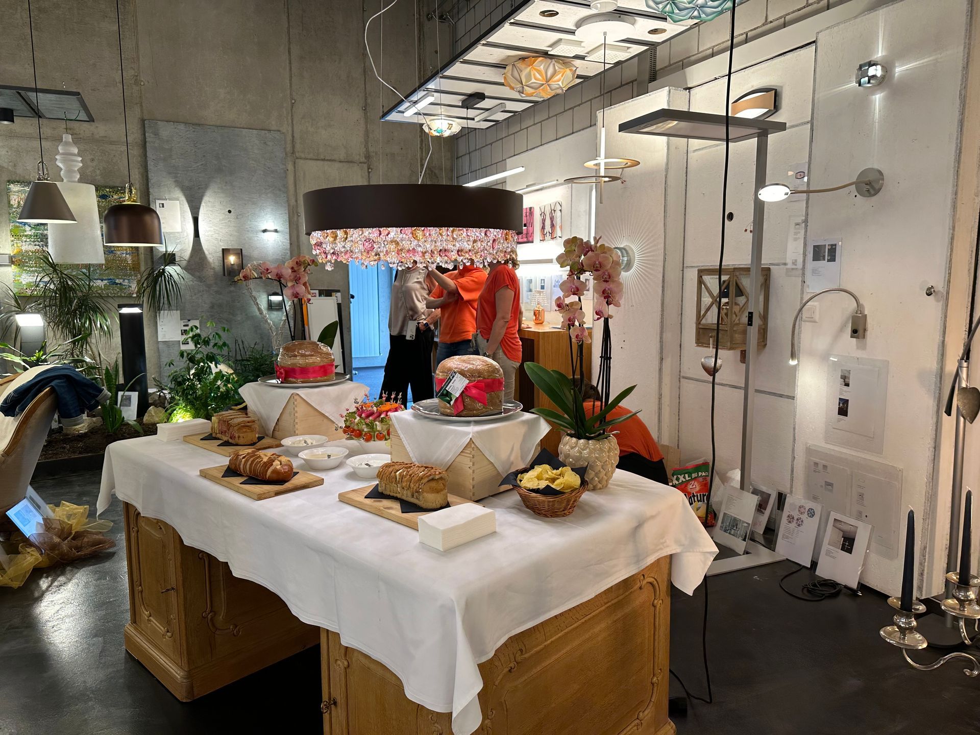 Ein Tisch in einem Raum mit viel Essen darauf