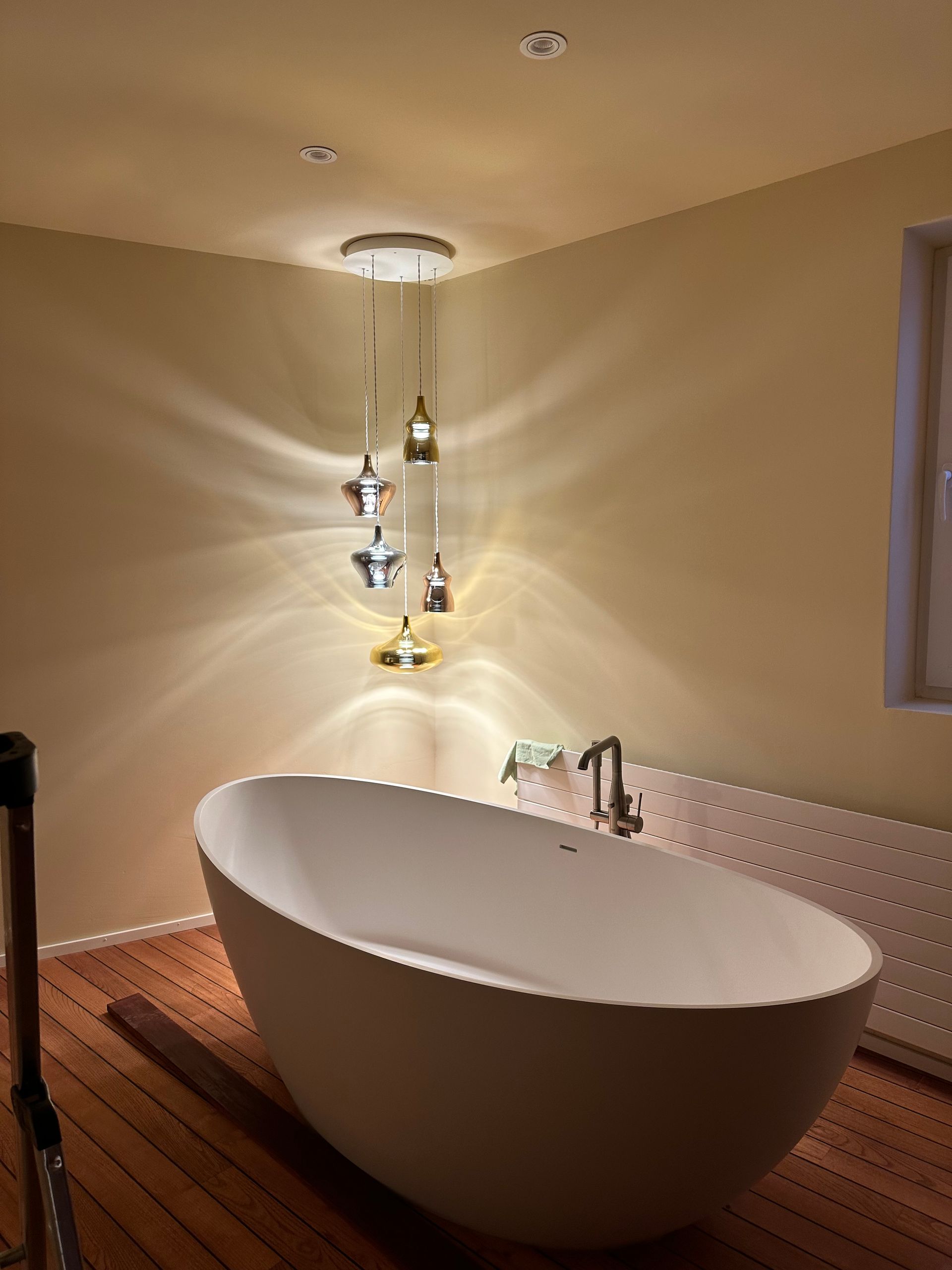 Eine Badewanne in einem Badezimmer mit Holzboden