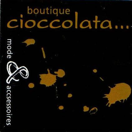Ein schwarzes Schild mit der Aufschrift Boutique Cioccolata