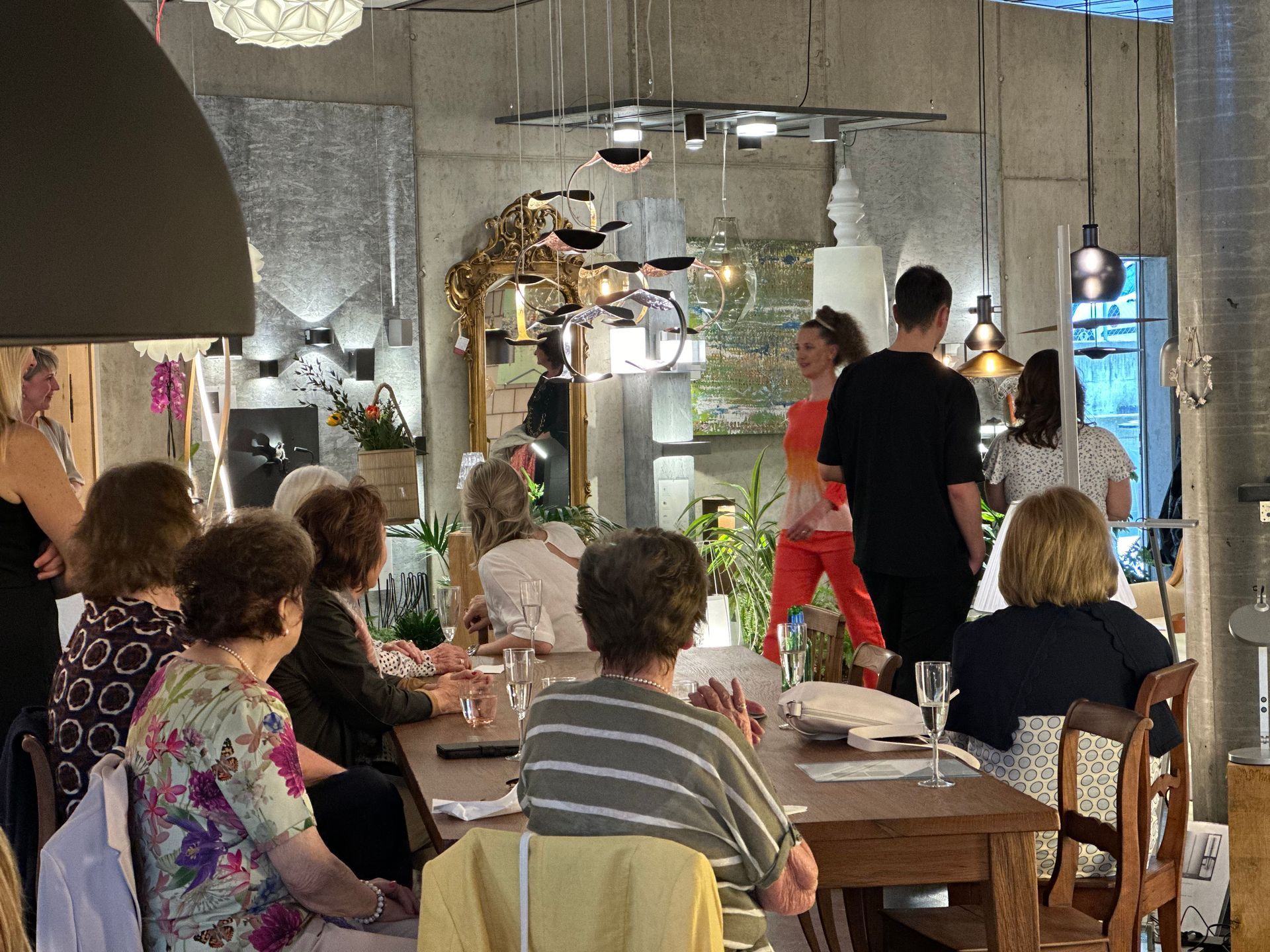 Eine Gruppe von Leuten sitzt in einem Restaurant an einem Tisch.