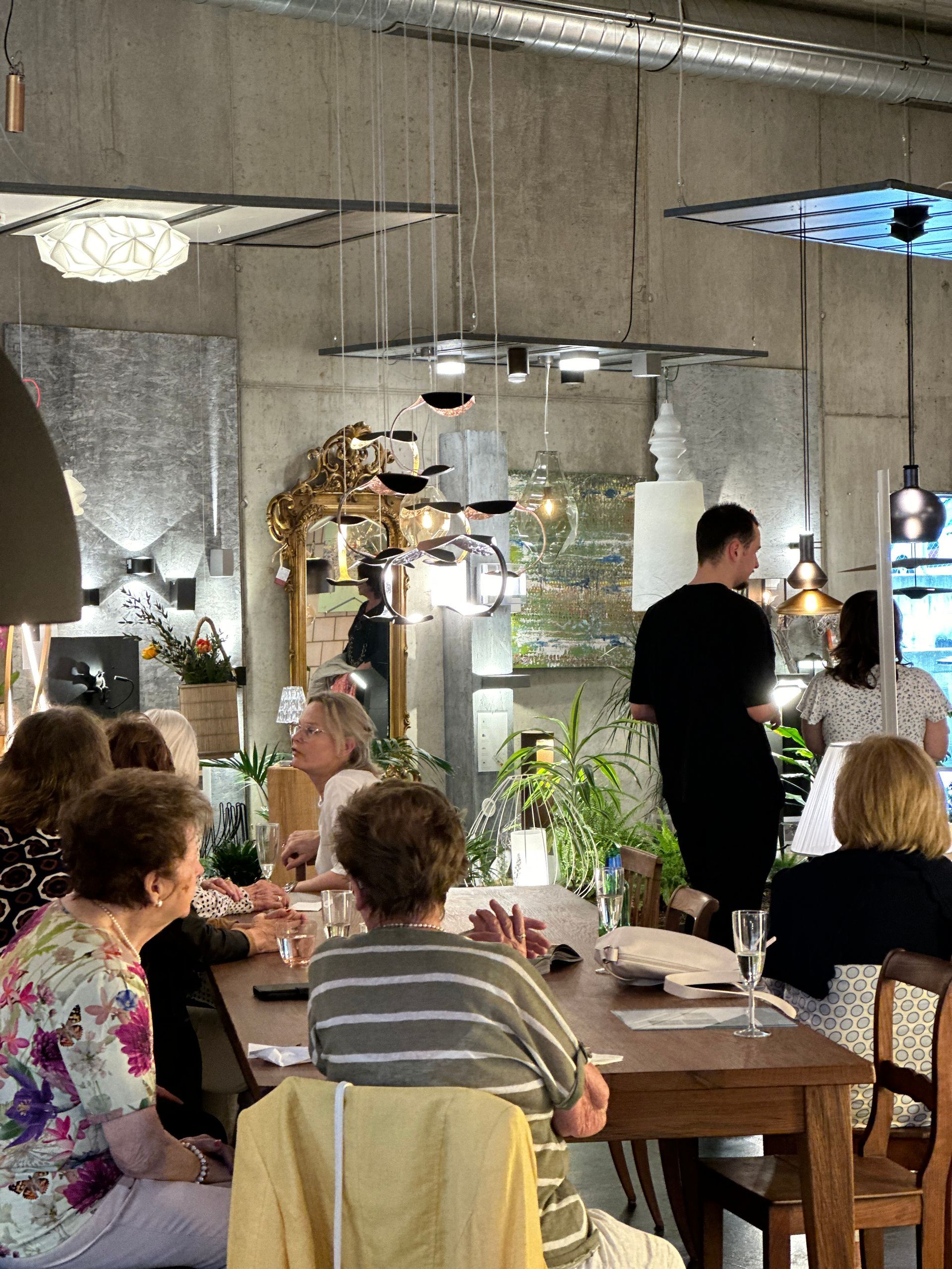 Eine Gruppe von Menschen sitzt an Tischen in einem Restaurant