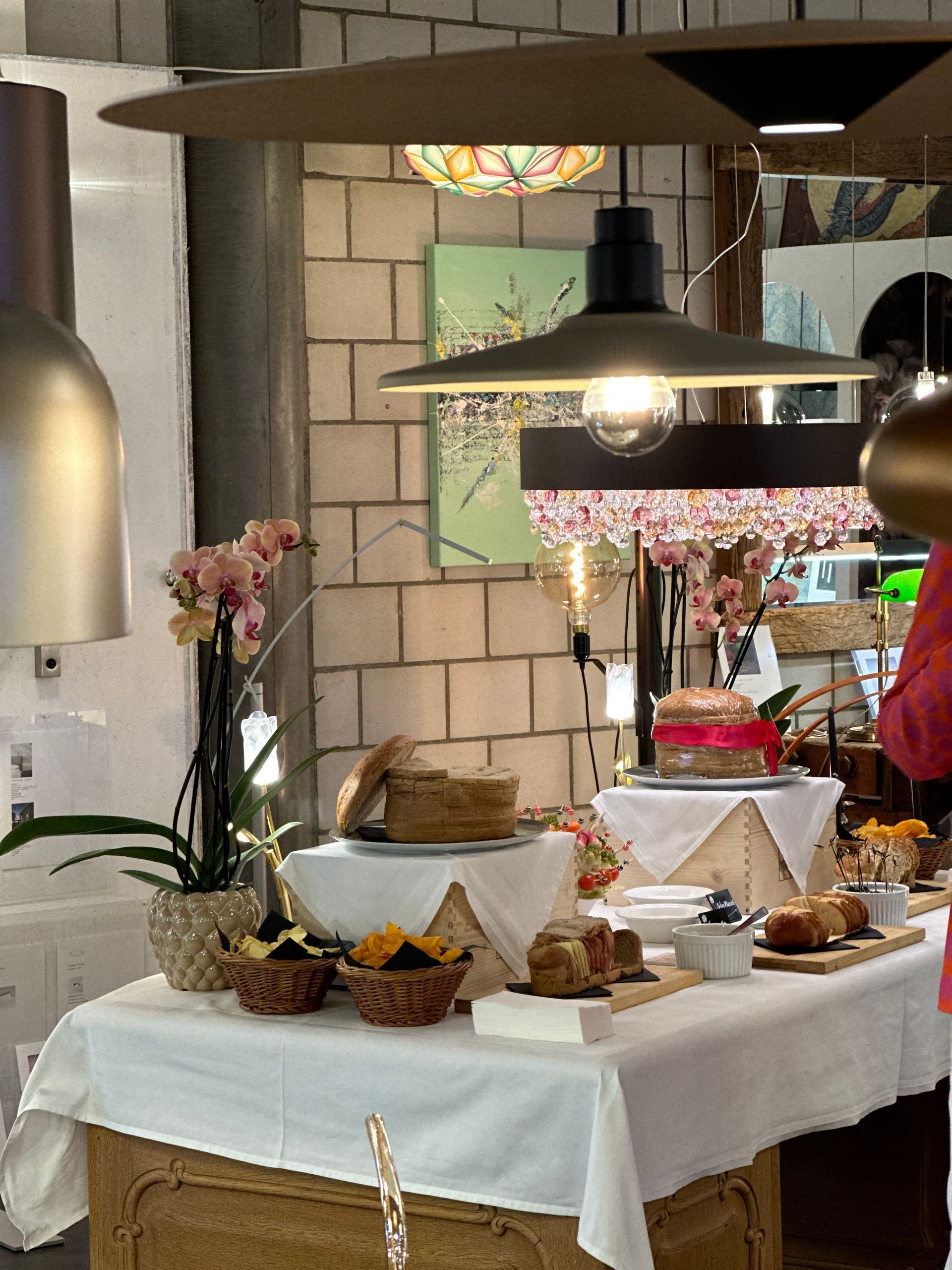 Ein Tisch mit einer weißen Tischdecke und einem Kuchen darauf