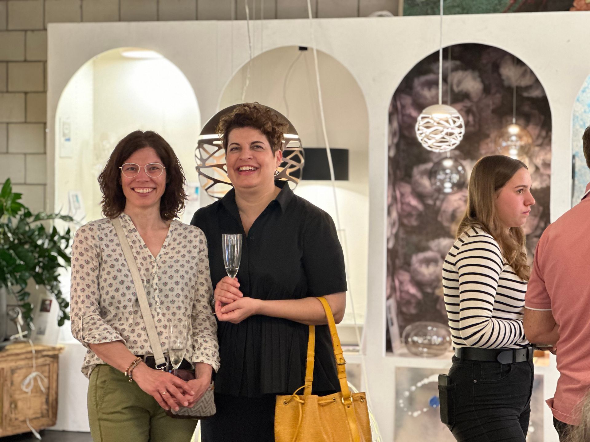 Eine Gruppe von Frauen steht nebeneinander in einem Raum.