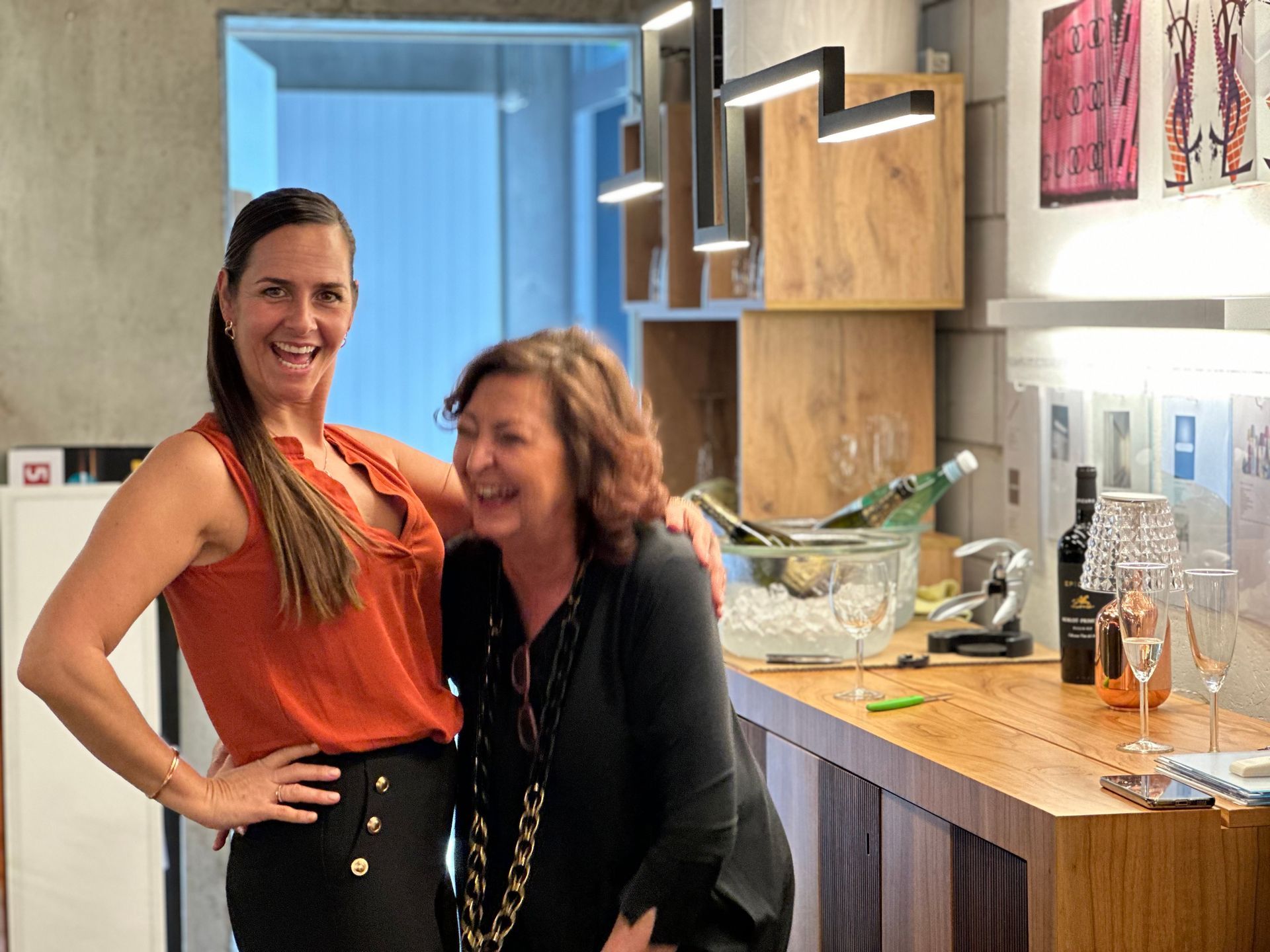 Zwei Frauen stehen nebeneinander in einer Küche.