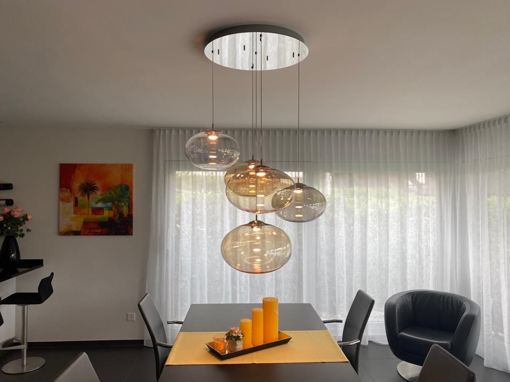 Ein Esszimmer mit einem Tisch und Stühlen und einem Gemälde an der Wand.