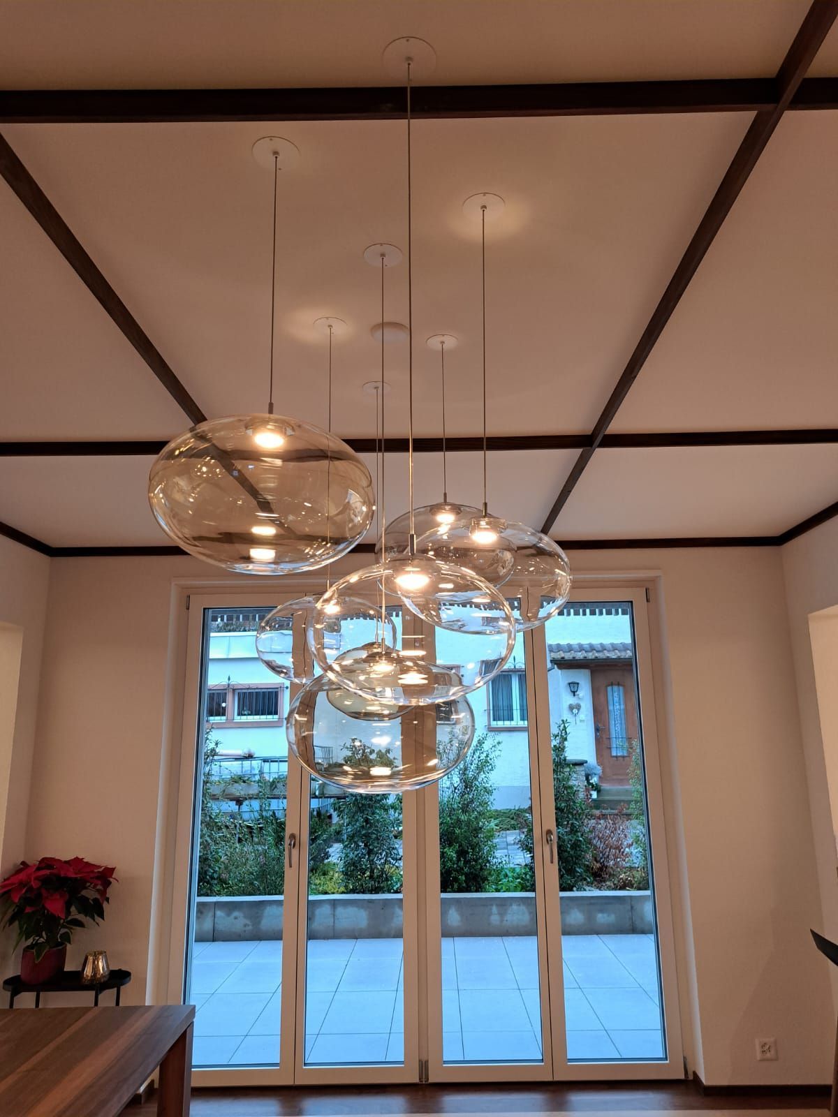 Eine Decke, an der viele Lichter hängen